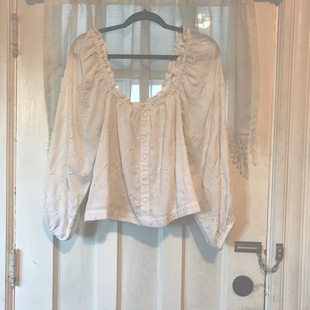 White 3/4 sleeve top w/ embroidered flowers